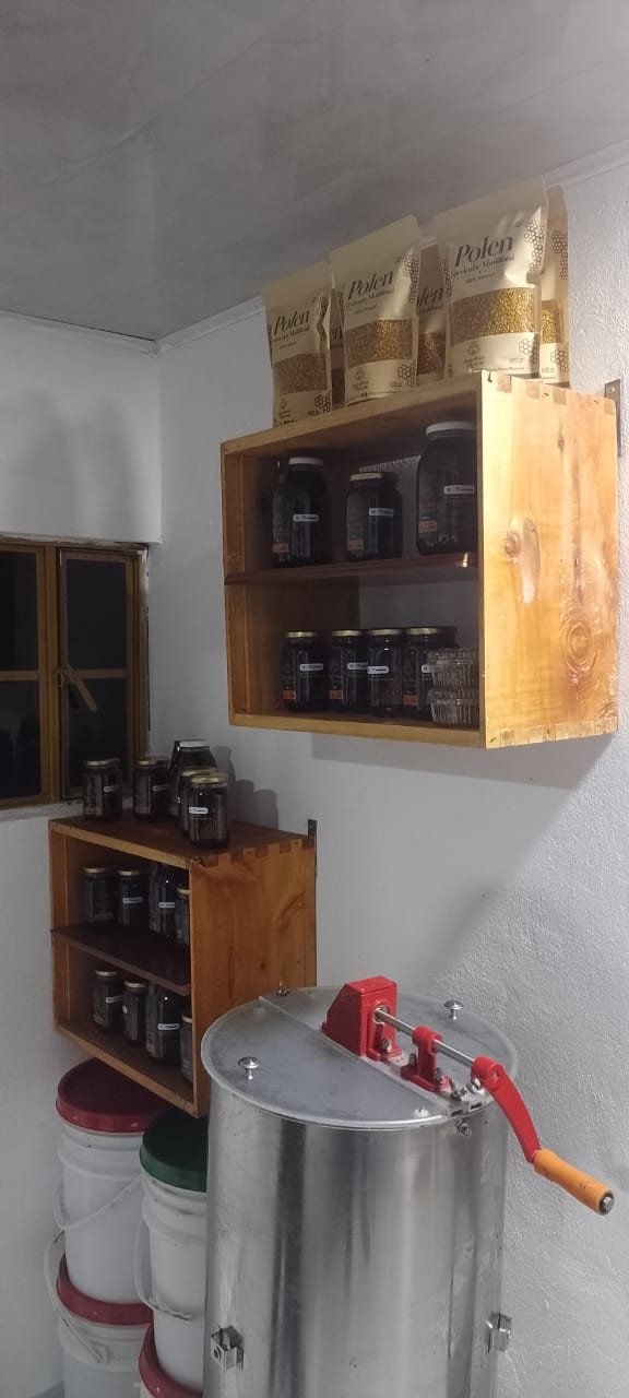 Centro de acopio de Apicultura al Rescate en Pesca, Boyacá, con miel y polen listos para despacho