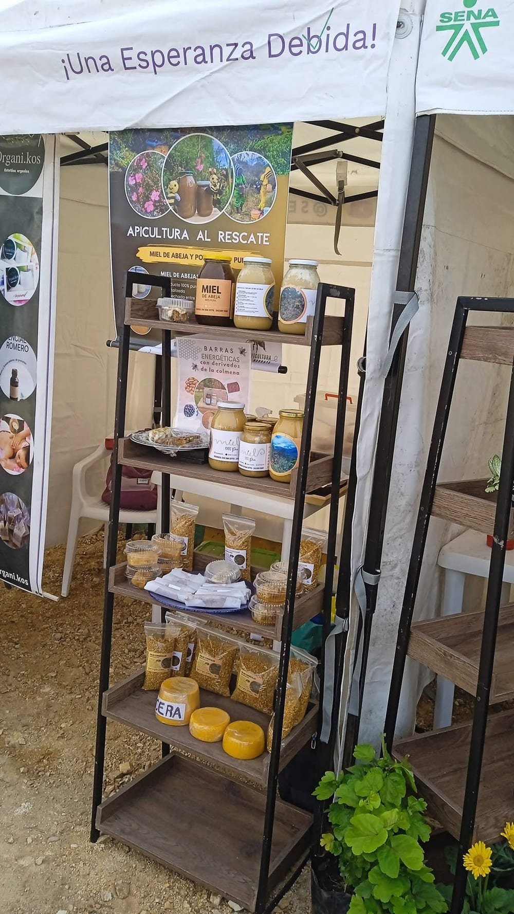Bolsas de polen de abeja granulado en un stand de Apicultura al Rescate